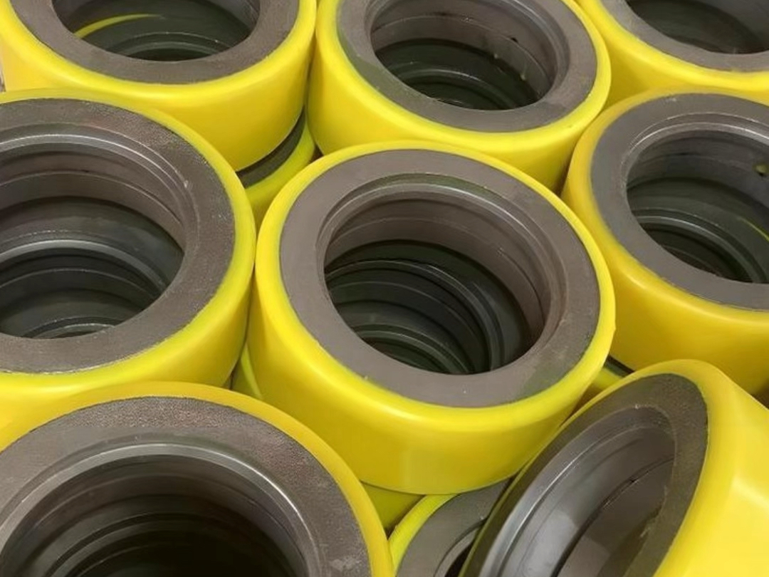 聚氨酯包膠輪在多個(gè)領(lǐng)域有廣泛應(yīng)用,包括物流,工業(yè)制造,倉(cāng)儲(chǔ),礦山輸送